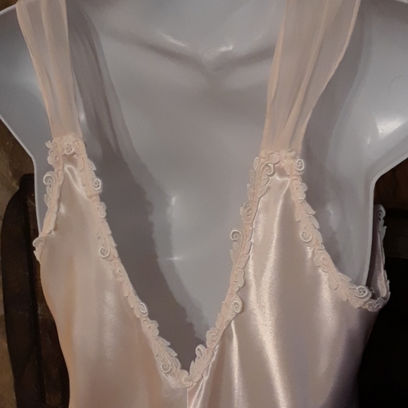 Vintage pale peach chemise by Dentelle - Picture 4 of 8